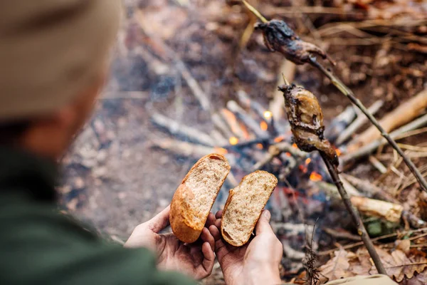 Mãos de um caçador a partir e a fritar pão. conceito de bushcraft — Fotografia de Stock