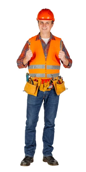 Constructor masculino en un casco con tenedor de cubiertos y cuchillo en la mano y mirando a la cámara sobre fondo blanco de la pared. reparación, construcción, construcción, personas y concepto de mantenimiento . — Foto de Stock