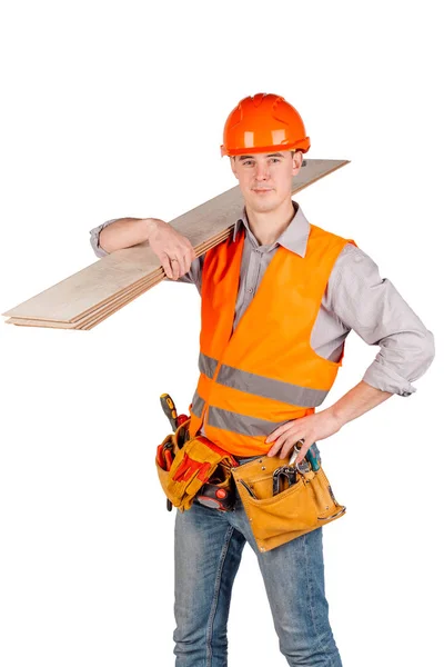 Builder in a helmet holding floorboards and looking at camera over white wall background. ремонт, строительство, строительство, персонал и концепция обслуживания . — стоковое фото