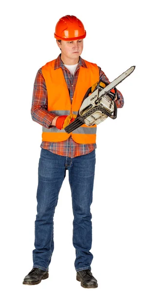 Retrato completo de un constructor masculino en un casco naranja con motosierra sobre fondo blanco de pared. reparación, construcción, construcción, personas y concepto de mantenimiento . —  Fotos de Stock