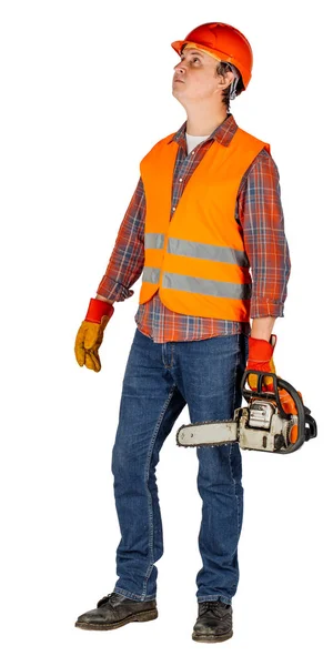 Ganzkörperporträt eines männlichen Bauarbeiters mit orangefarbenem Helm und Kettensäge über weißem Wandhintergrund. Reparatur, Bau, Gebäude, Menschen und Wartungskonzept. — Stockfoto