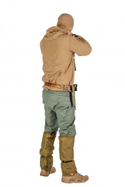 Tam uzunlukta portre erkek avcı av tüfeği ile göl kenarında beyaz arka plan üzerinde avlamak hazır. Avcılık ve insan kavramı.