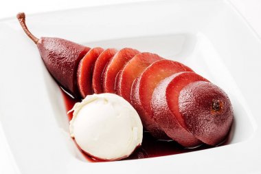 tatlı kırmızı şarap beyaz tabak w servis Haşlanmış armut dilimlenmiş