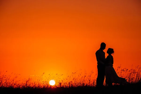 Casal Casamento Com Pôr Sol Conceito Romântico — Fotografia de Stock