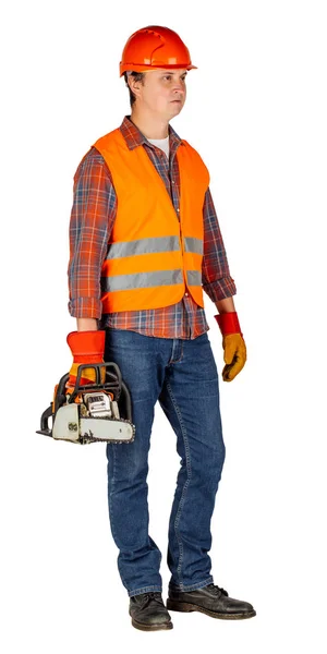 Retrato de comprimento total de um construtor masculino em um capacete laranja com serra de corrente sobre fundo de parede branco. conceito de reparação, construção, construção, pessoas e manutenção . — Fotografia de Stock