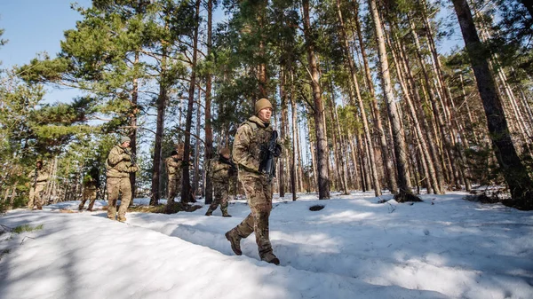 小组特别力量武器在冷的森林里 冬季战争与军事概念 — 图库照片