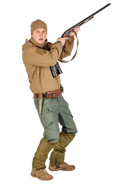 Ritratto a figura intera di un cacciatore maschio pronto a cacciare con fucile da caccia isolato su sfondo bianco. concetto di caccia e persone . — Foto Stock
