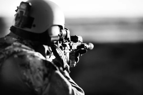 Soldado de infantería disparando durante entrenamiento de combate militar . — Foto de Stock