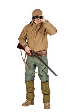 Tam uzunlukta portre dürbün Isolated beyaz zemin üzerine bakarak bir erkek avcısı. Avcılık ve insan kavramı.