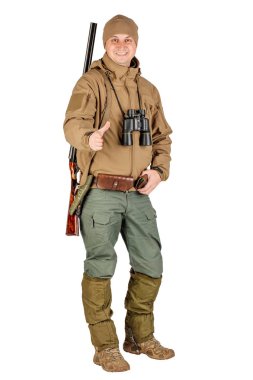 Çift namlulu av tüfeği Isolated beyaz arka plan üzerinde bir erkek avcısı tam uzunlukta portresi. Avcılık ve insan kavramı.