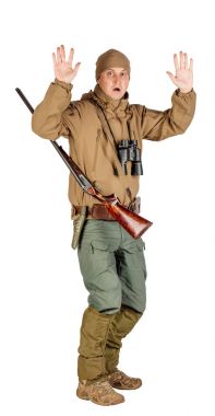 Çift namlulu av tüfeği Isolated beyaz arka plan üzerinde bir erkek avcısı tam uzunlukta portresi. Avcılık ve insan kavramı.