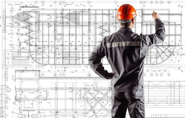 kask ile plan içinde erkek mimar