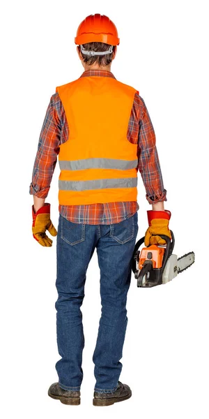 Ganzkörperporträt eines männlichen Bauarbeiters mit orangefarbenem Helm und Kettensäge über weißem Wandhintergrund. Reparatur, Bau, Gebäude, Menschen und Wartungskonzept. — Stockfoto