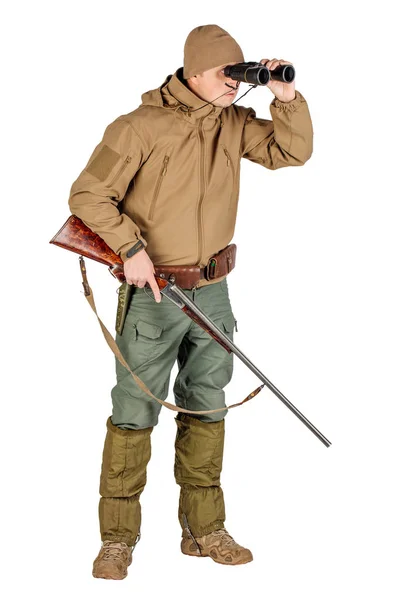 Ritratto a figura intera di un cacciatore maschio che guarda attraverso un binocolo isolato su sfondo bianco. concetto di caccia e persone . — Foto Stock
