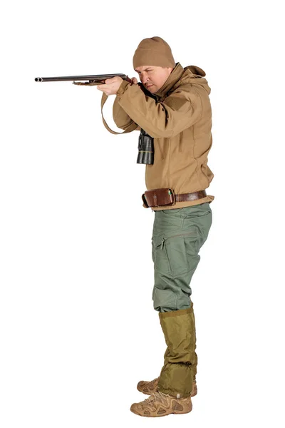 Retrato de comprimento total de um caçador masculino pronto para caçar com espingarda de caça Isolado em fundo branco. conceito de caça e pessoas . — Fotografia de Stock