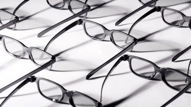 Beyaz bir arka plan üzerinde 3D gözlük. Gözlük çerçeveleri doku.