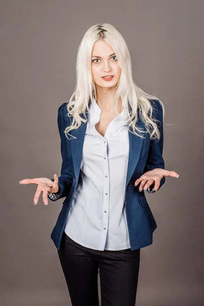 Mujer asombrada mirando la cámara. Expresiones faciales . — Foto de Stock