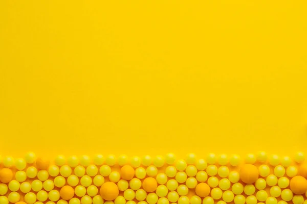 Sárga kör tabletták sárga háttéren. Orvosi és gyógyszerészeti — Stock Fotó