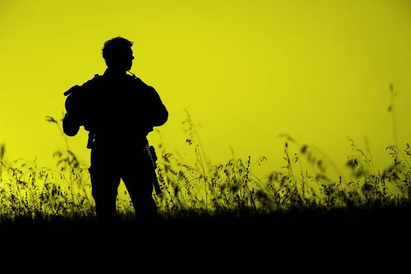 Soldado militar con armas al atardecer. disparo, sosteniendo el arma, colo —  Fotos de Stock