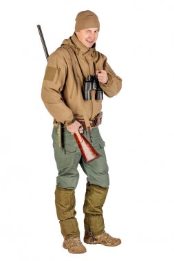 Çift namlulu av tüfeği Isolated beyaz arka plan üzerinde bir erkek avcısı tam uzunlukta portresi. Avcılık ve insan kavramı.