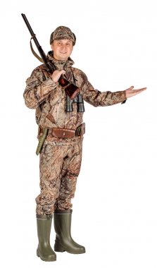 Çift namlulu av tüfeği Isolated beyaz arka plan üzerinde bir erkek avcısı tam uzunlukta portresi. Avcılık ve insan kavramı.