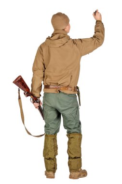 Çift namlulu av tüfeği Isolated beyaz arka plan üzerinde bir erkek avcısı tam uzunlukta portresi. Avcılık ve insan kavramı.