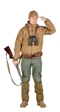 Çift namlulu av tüfeği Isolated beyaz arka plan üzerinde bir erkek avcısı tam uzunlukta portresi. Avcılık ve insan kavramı