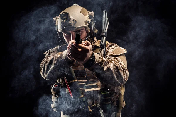 Soldado o contratista militar privado sosteniendo rifle. Imagen en un —  Fotos de Stock
