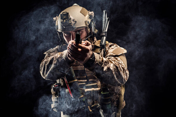солдат или частный военный подрядчик с винтовкой. Изображение на
