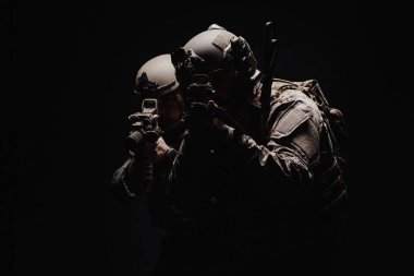 asker mi yoksa özel askeri yüklenici tüfek tutarak. Görüntü üzerinde