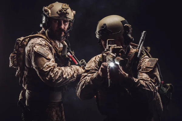 Żołnierzy Stanów Zjednoczonych Sił Specjalnych Lub Prywatne Wojskowych Wykonawców Trzyma — Zdjęcie stockowe