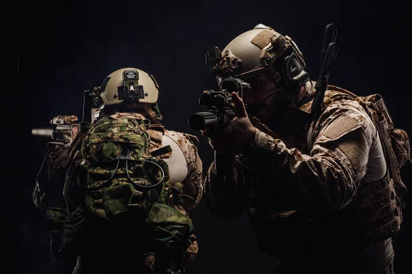 Spesialstyrker Amerikanske Soldater Eller Private Militærentreprenører Som Holder Rifle Bilde – stockfoto