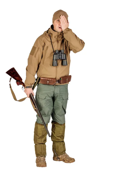 在白色背景上的双筒猎枪的男性猎人全长肖像 狩猎与人的概念 — 图库照片