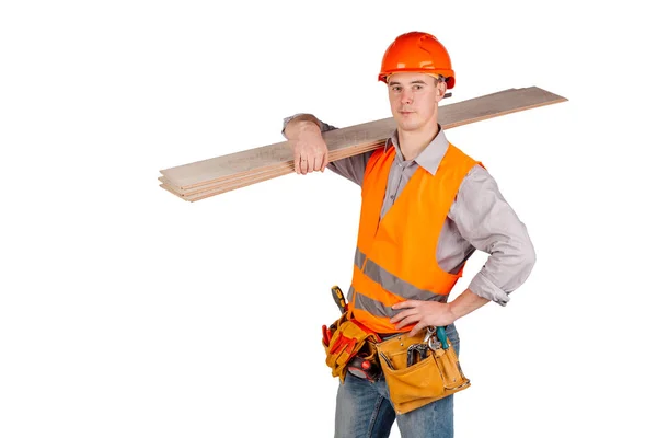 Constructor en un casco que sostiene las tablas del suelo y mirando a la cámara sobre el fondo blanco de la pared. reparación, construcción, construcción, personas y concepto de mantenimiento . — Foto de Stock