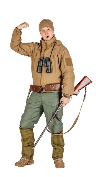 Ritratto a figura intera di un cacciatore maschio che mostra un gesto muscolare con braccio isolato su sfondo bianco. concetto di caccia e persone . — Foto Stock