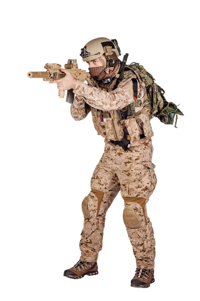 Soldato delle forze speciali con fucile su sfondo bianco. esercito, militari e popolo concetto — Foto Stock