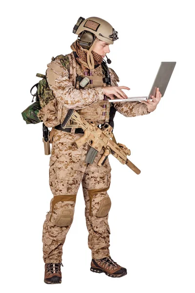 在白色背景下使用笔记本电脑的士兵。军队、军事和人民概念 — 图库照片