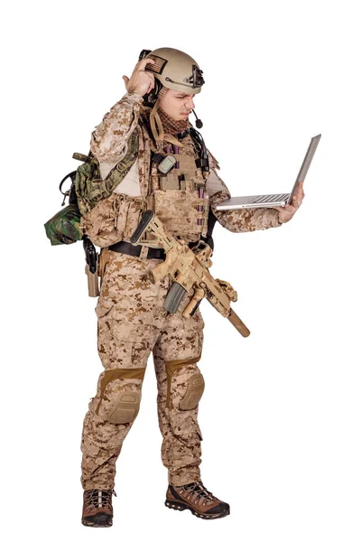 Στρατιώτης με το laptop σε άσπρο φόντο. στρατός, στρατιωτικό και άνθρωποι έννοια — Φωτογραφία Αρχείου