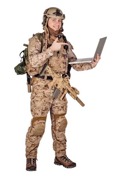 흰색 바탕에 노트북으로 군인입니다. 육군, 군사와 사람들 개념 — 스톡 사진
