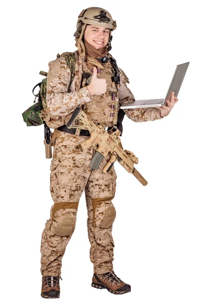 Speciálních sil voják s puškou na bílém pozadí. armády, vojenské a lidé koncepce — Stock fotografie