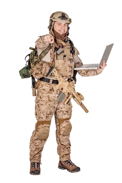 Soldat Américain Avec Ordinateur Portable Sur Fond Blanc Concept Armée — Photo
