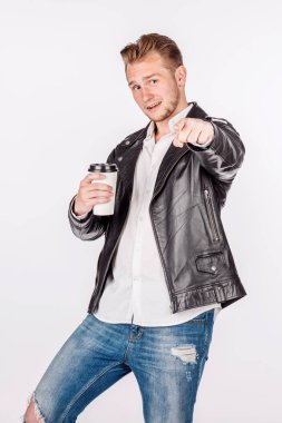 Beyaz arka plan üzerinde genç bir adam göl kenarında portresi. duygu ve insanlar kavramı.