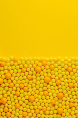 Sarı zemin üzerine sarı yuvarlak hapları. Tıp ve eczacılık