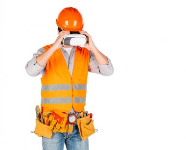 fütüristik vr gözlüklü beyaz duvar arka plan üzerinde bir kask oluşturucu. onarım, inşaat, yapı, insanlar ve bakım kavramı.