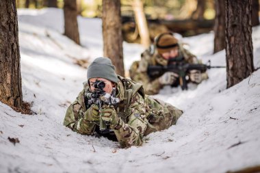 Özel Kuvvetler silah soğuk ormandaki grubu. Kış savaş ve askeri kavram