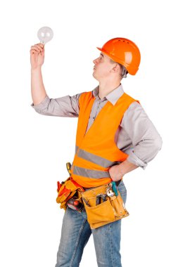bir kask beyaz duvar arka plan üzerinde bir erkek üreticisi portresi. onarım, inşaat, yapı, insanlar ve bakım kavramı.