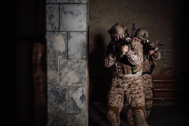 asker mi yoksa özel askeri yüklenici tüfek tutarak. Görüntü üzerinde