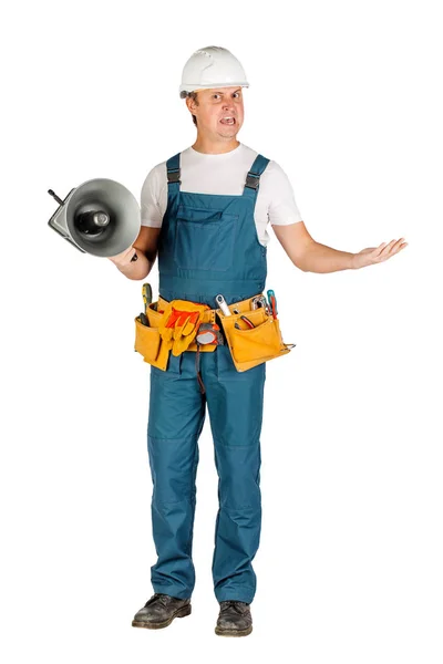 Männlicher Bauarbeiter oder Handwerker mit Helm über weißem Wandhintergrund. Reparatur, Bau, Gebäude, Menschen und Wartungskonzept — Stockfoto