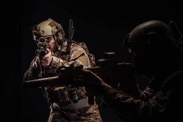 Soldados ou empreiteiros militares privados com espingarda. Imagem em — Fotografia de Stock