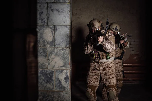 Soldados ou empreiteiros militares privados com espingarda. Imagem em — Fotografia de Stock